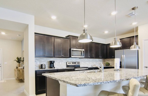 Davenport House | Cozy 5BD/4.5BH - w/private POOL 8mi from Disney!