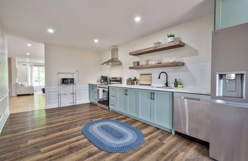 Lindsay House | Cozy 5Bdrm Home | Games, Parking, Close to Arena