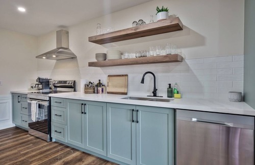 Lindsay House | Cozy 5Bdrm Home | Games, Parking, Close to Arena
