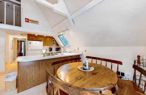 Waitsfield House | Cozy A-frame with loft, deck and easy ski access