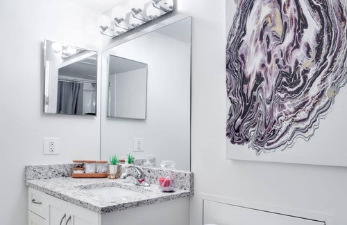 Eau Claire Condo | Cozy and Central DT Home w Gym Coffee Parking BBQ!
