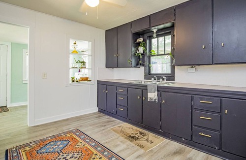 Siloam Springs House | Cozy and Convenient 2 Br 1 Bath Bungalow n the heart of Downtown Siloam Springs