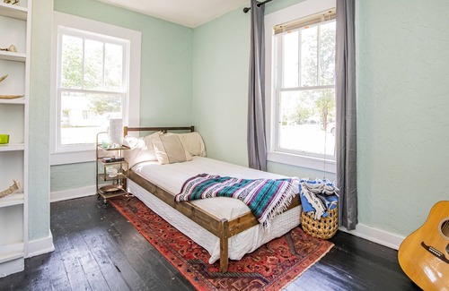 Siloam Springs House | Cozy and Convenient 2 Br 1 Bath Bungalow n the heart of Downtown Siloam Springs