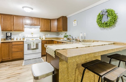 Manhattan Cottage | Cozy and cute! Quick access to Manhattan Amenities