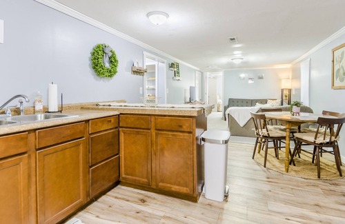 Manhattan Cottage | Cozy and cute! Quick access to Manhattan Amenities