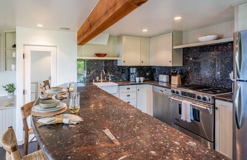 Summerland Apartment | Cozy and Elegant Beach Bungalow