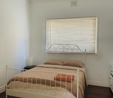 East Victoria Park House | Cozy and Peaceful home surrounding by cafes and restaurants