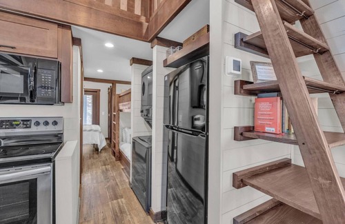 Tracy City Cottage | Cozy and quiet lake & mountain tiny home retreat. Fire pit + pet friendly!