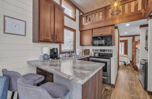 Tracy City Cottage | Cozy and quiet lake & mountain tiny home retreat. Fire pit + pet friendly!
