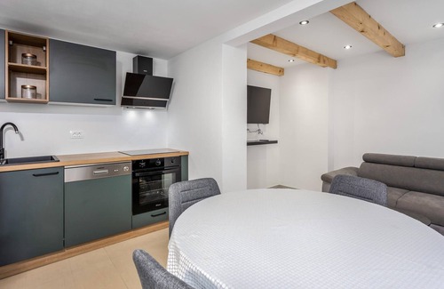Brsec Apartment | Cozy apartment in Brsec with WiFi