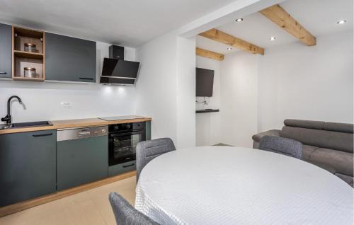 Brsec Apartment | Cozy Apartment In Brsec With Wifi