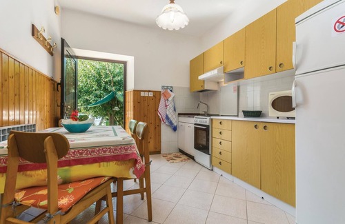 Lovrecica Apartment | Cozy apartment in Lovrecica with WiFi