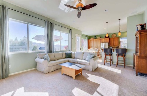 Skyhawk Commmunity House | Cozy Autumn Escape – Yard, Games & Hill Views