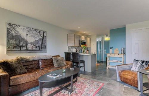 Acme House | Cozy Aviation Style Lake View Condo at The Shores 5658