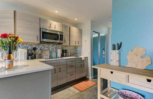 Acme House | Cozy Aviation Style Lake View Condo at The Shores 5658