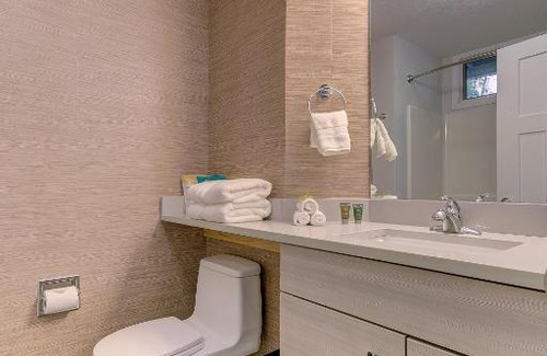 Acme House | Cozy Aviation Style Lake View Condo at The Shores 5658