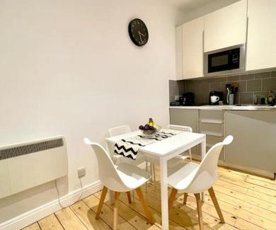 North Kensington Apartment | Cozy Balcony Flat With Canal View