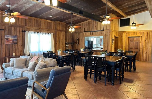 Mountain Home House | Cozy Barn Retreat - sleeps 25!