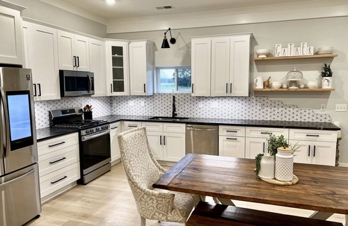 Troutman House | Cozy barndominium with hot tub