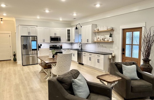 Troutman House | Cozy barndominium with hot tub