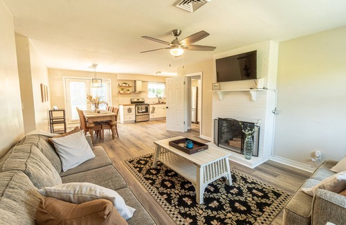 Bayview Cottage | Cozy Bay Cottage private backyard blocks from beach!