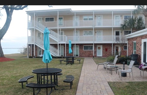 East Pensacola Heights Condo | COZY BAYFRONT 2BR CONDO CONVENIENTLY NEAR AIRPORT, DOWNTOWN, BEACHES AND BASES