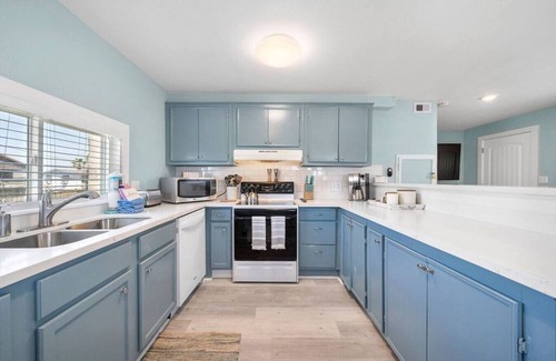 Jamaica Beach House | Cozy beach bungalow close to ocean with large yard