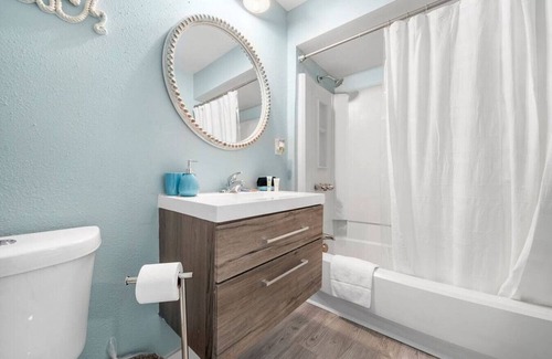 Jamaica Beach House | Cozy beach bungalow close to ocean with large yard