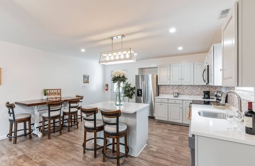 Villas House | Cozy Beach Cottage just minutes from historic Cape May Pet Friendly!