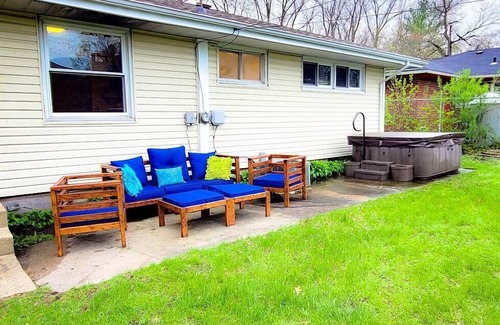 Miller Beach Cottage | Cozy beach cottage near West Beach.