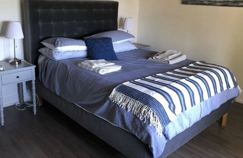 Selma Park Cottage | Cozy beach cottage with stunning ocean and sunset views.
