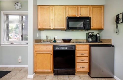 Williamsburg Condo | Cozy Beach Front Condo | AC | Beach | Waterfront |