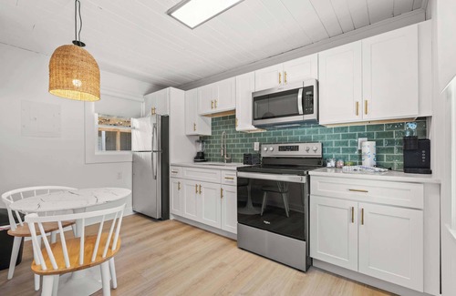 Ash House | Cozy Beachside Bungalow| Snow Birds welcome!