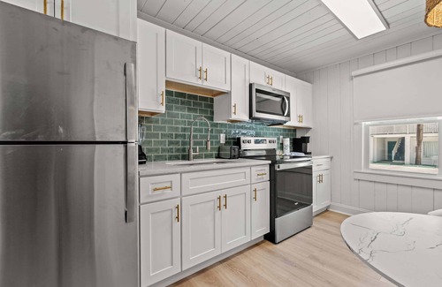 Ash House | Cozy Beachside Bungalow| Snow Birds welcome!