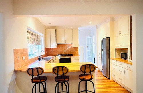 Brighton East House | Cozy Beachside Home | 5BR +Pool +Rumpus +King beds + PingPong