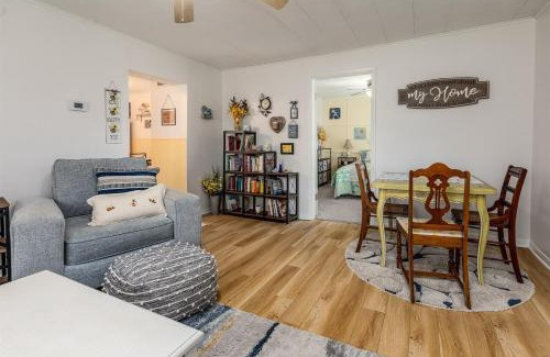 Mount Vernon House | Cozy Bee Hive- Cheerful Stay Near Town
