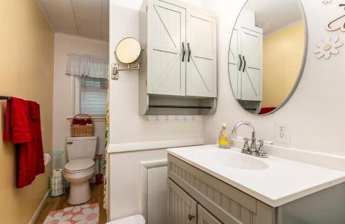 Mount Vernon House | Cozy Bee Hive- Cheerful Stay Near Town
