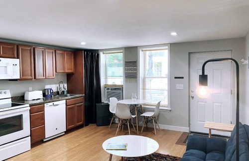 Shaw House | Cozy Bohemian Carriage House in Shaw