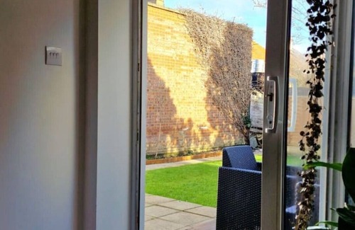Roxeth House | Cozy, bright and immaculate double bedroom with ensuite bathroom.n