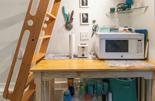 Ocean Isle Beach Apartment | Cozy, bright studio 5 minutes drive to beach