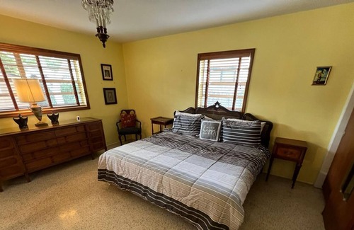 Pinellas Point House | Cozy Bungalow 10 mins from Downtown Gulfport and St. Pete!