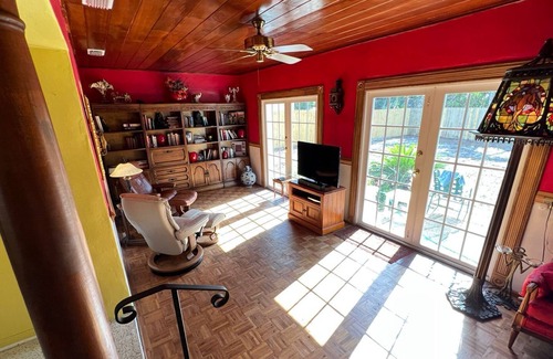 Pinellas Point House | Cozy Bungalow 10 mins from Downtown Gulfport and St. Pete!