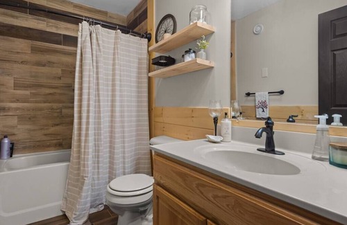 Stratton House | Cozy Cabin 10 Minutes From Stratton w/Fireplace!