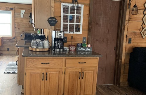 Woodford Cabin | Cozy Cabin & 700 SQ FT Fun-Filled BarnnVAST Access nNear Mt Snow & Prospect Mt