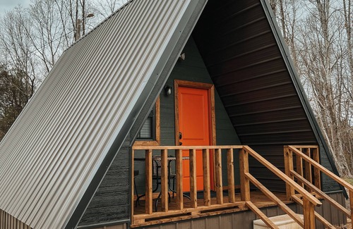 Calhoun County Cabin | Cozy Cabin-central location for football & fishing