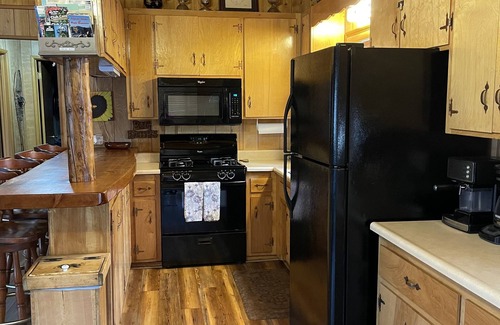 Upper Moonridge Cabin | Cozy Cabin Close to Golf, Zoo, and Lake Family & Dog Friendly Game Room