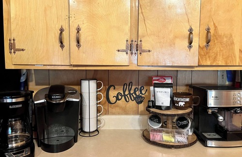 Upper Moonridge Cabin | Cozy Cabin Close to Golf, Zoo, and Lake Family & Dog Friendly Game Room