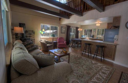 Country Club Estates House | Cozy Cabin home