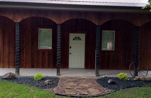 Pointe aux Roches Cabin | Cozy cabin including a pool and a country view, 5 min from the lake.