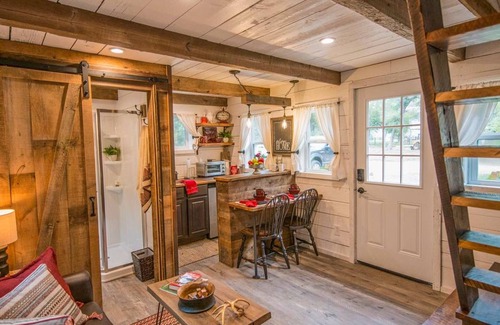 Waco Apartment | Cozy Cabin Little Red Hen 12 min to Magnolia